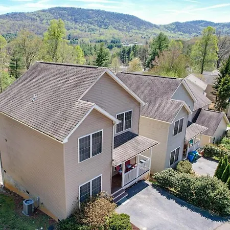 Spacious Mountain House - 10 Minutes From Asheville & Biltmore!